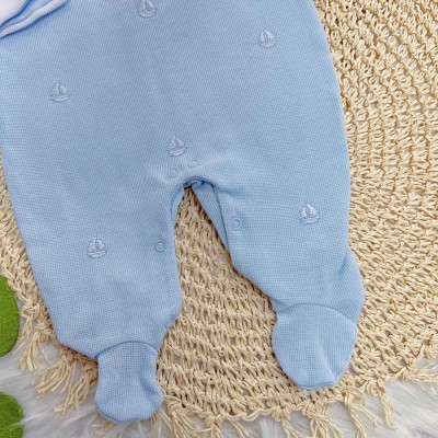 Macacão Tricotil (Tricot 100% Algodão) com Gola e Bordado - Azul Bebê Barquinhos